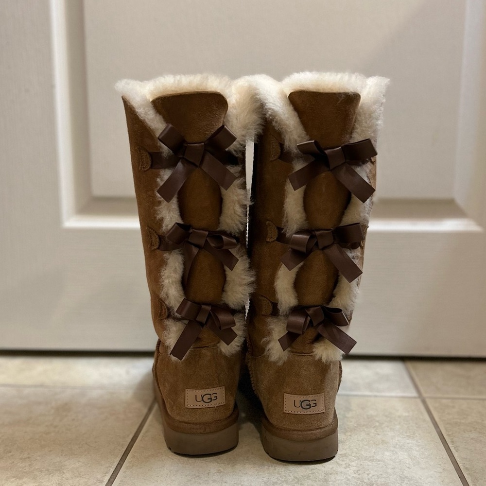 Ugg Boots tall w/ bows